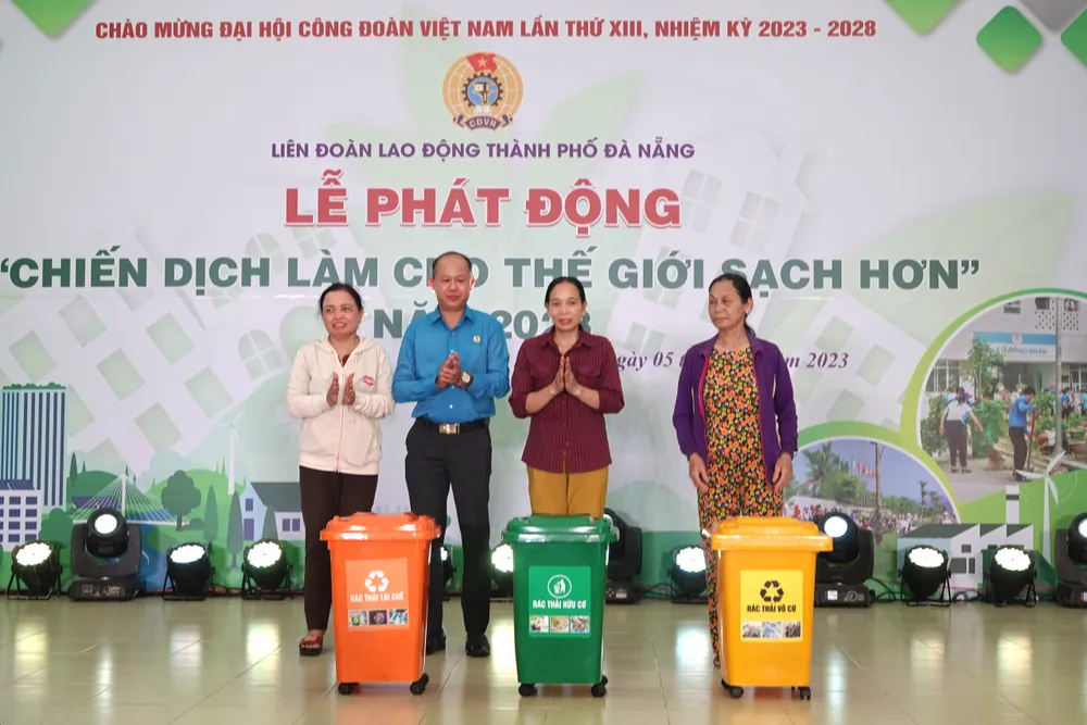 Trao tặng thùng rác phân loại tại nguồn cho các tổ công nhân tự quản trên địa bàn quận Liên Chiểu. Ảnh: XUÂN QUỲNH