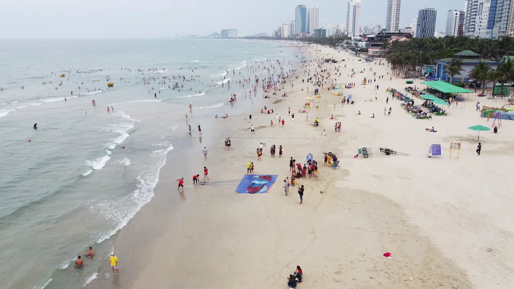 Du khách, người dân đến biển Đà Nẵng vào dịp hè rất đông. Ảnh: XUÂN QUỲNH