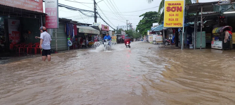 Nước mấp mé tràn vào nhà dân