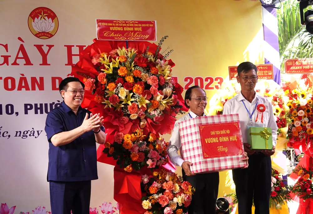 Chủ tịch Quốc hội Vương Đình Huệ tặng hoa và chúc mừng khu dân cư số 10. Ảnh: XUÂN QUỲNH Chủ tịch Quốc hội Vương Đình Huệ tặng hoa và chúc mừng khu dân cư số 10. Ảnh: XUÂN QUỲNH