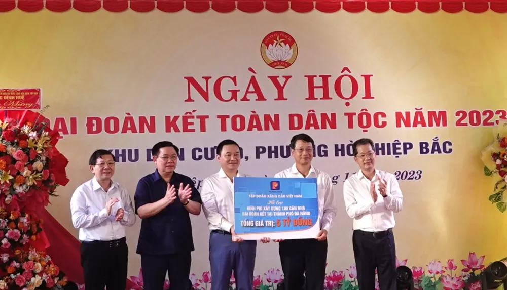 Chủ tịch Quốc hội Vương Đình Huệ và đại biểu chứng kiến Tập đoàn xăng dầu Việt Nam trao 5 tỷ đồng xây dựng 100 căn nhà đại đoàn kết tại TP Đà Nẵng. Ảnh: XUÂN QUỲNH Chủ tịch Quốc hội Vương Đình Huệ và đại biểu chứng kiến Tập đoàn xăng dầu Việt Nam trao 5 tỷ đồng xây dựng 100 căn nhà đại đoàn kết tại TP Đà Nẵng. Ảnh: XUÂN QUỲNH