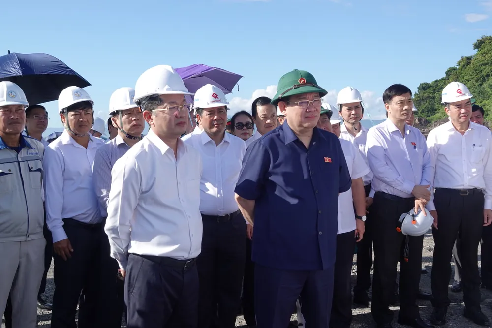 Chủ tịch Quốc hội Vương Đình Huệ kiểm tra tiến độ dự án. Ảnh: XUÂN QUỲNH