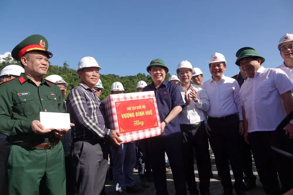 Chủ tịch Quốc hội Vương Đình Huệ tặng quà cho người lao động. Ảnh: XUÂN QUỲNH