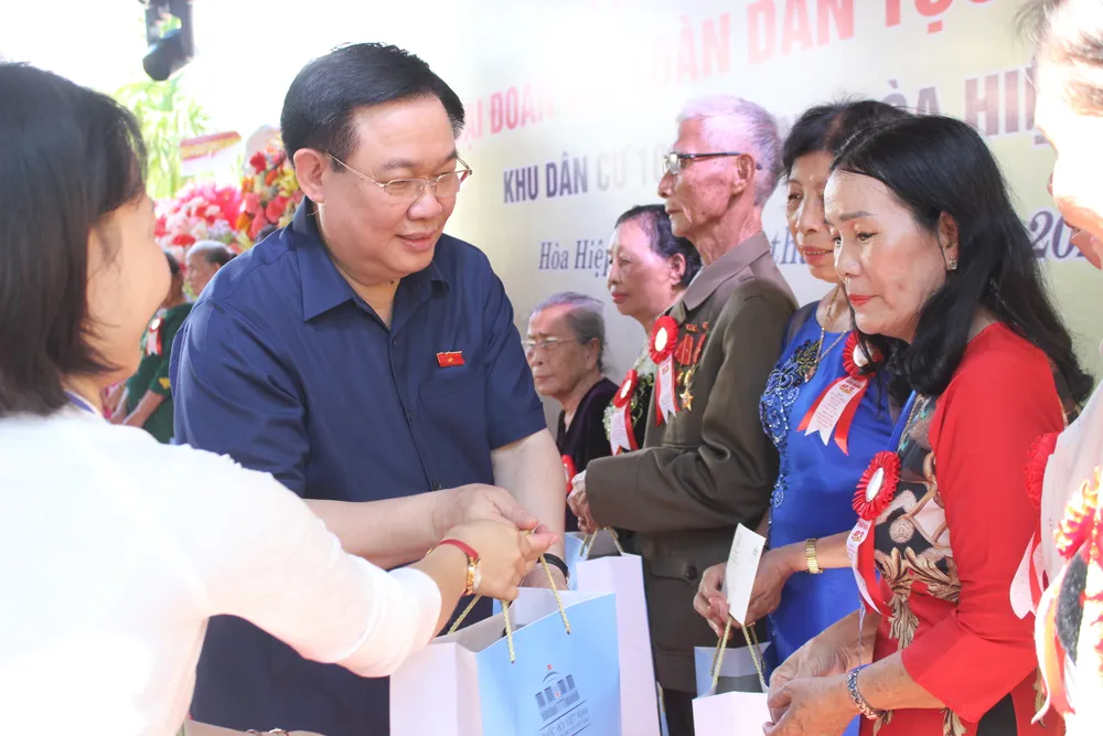 Chủ tịch Quốc hội Vương Đình Huệ trao quà cho hộ gia đình tiêu biểu, hộ gia đình chính sách. Ảnh: PHẠM NGA Chủ tịch Quốc hội Vương Đình Huệ trao quà cho hộ gia đình tiêu biểu, hộ gia đình chính sách. Ảnh: PHẠM NGA