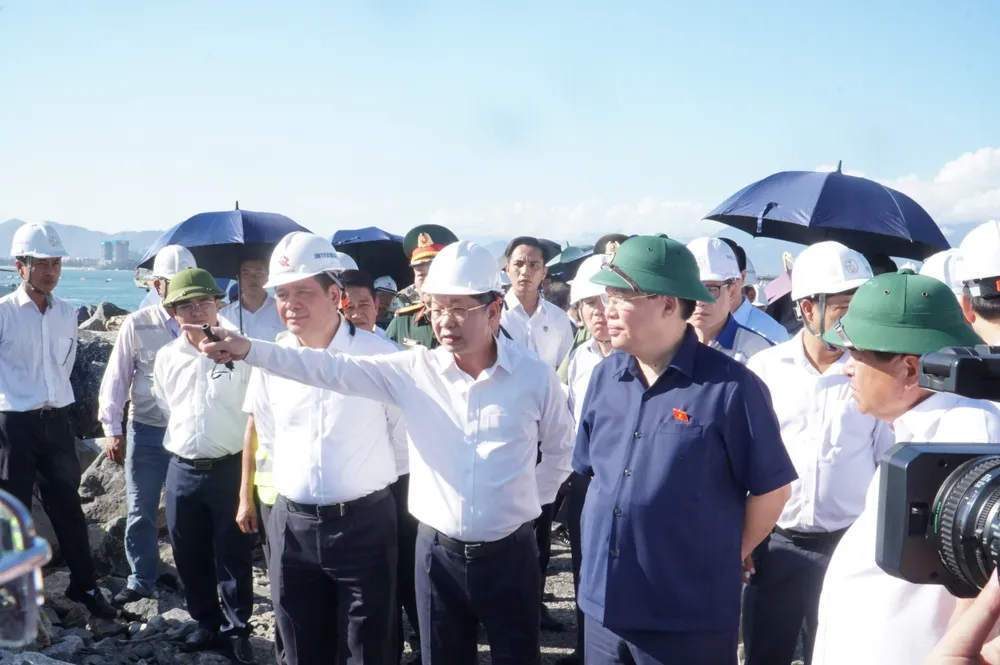 Chủ tịch Quốc hội Vương Đình Huệ nhìn toàn cảnh Cảng Liên Chiểu. Ảnh: XUÂN QUỲNH