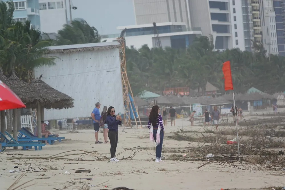 Du khách tìm "khoảng trống" trong đống rác để chụp ảnh. Ảnh: XUÂN QUỲNH