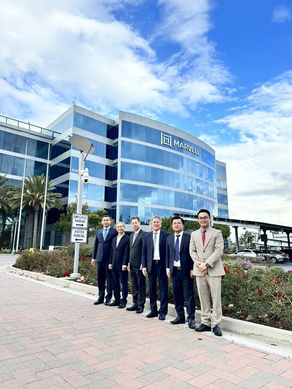 Đoàn công tác TP Đà Nẵng trước tòa nhà Công ty Marvell