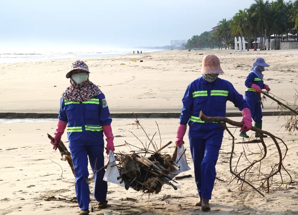 Bên cạnh đoàn viên, hoạt động này có sự tham gia của lực lượng môi trường Đà Nẵng và thành viên đội cứu hộ - BQL Bán đảo Sơn Trà & các bãi biển du lịch Đà Nẵng. Ảnh: XUÂN QUỲNH Bên cạnh đoàn viên, hoạt động này có sự tham gia của lực lượng môi trường Đà Nẵng và thành viên đội cứu hộ - BQL Bán đảo Sơn Trà & các bãi biển du lịch Đà Nẵng. Ảnh: XUÂN QUỲNH