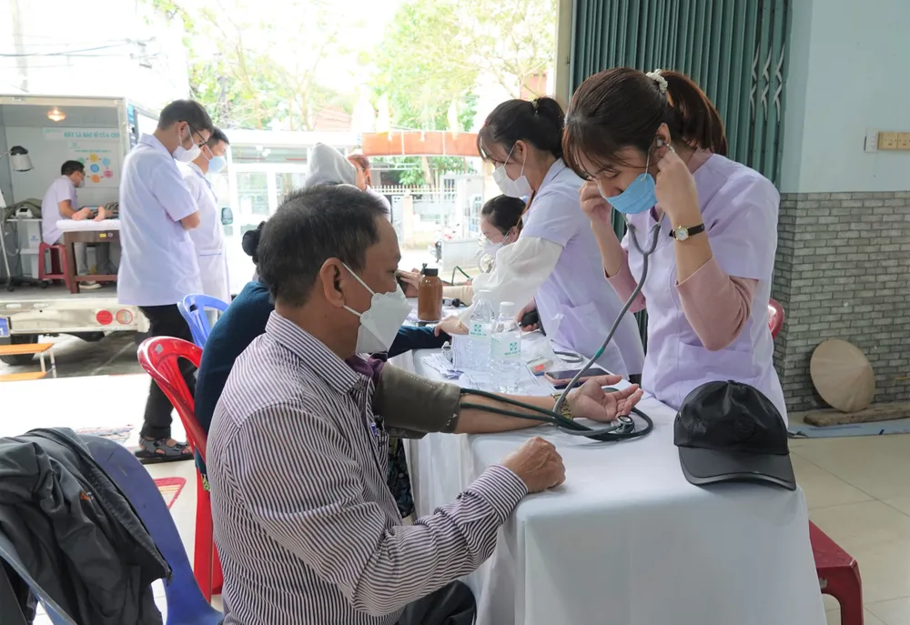 Bệnh viện 199 thăm khám cho người dân tại nhà sinh hoạt cộng đồng phường Mân Thái (quận Sơn Trà). Ảnh: XUÂN QUỲNH Bệnh viện 199 thăm khám cho người dân tại nhà sinh hoạt cộng đồng phường Mân Thái (quận Sơn Trà). Ảnh: XUÂN QUỲNH