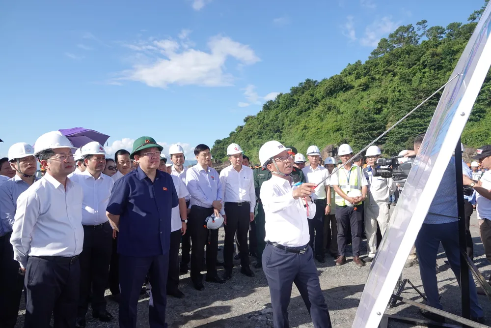 Đoàn công tác Trung ương liên tục có những buổi kiểm tra thực tế dự án Bến cảng Liên Chiểu đảm bảo dự án xây dựng đúng định hướng, tiến độ. Ảnh: XUÂN QUỲNH