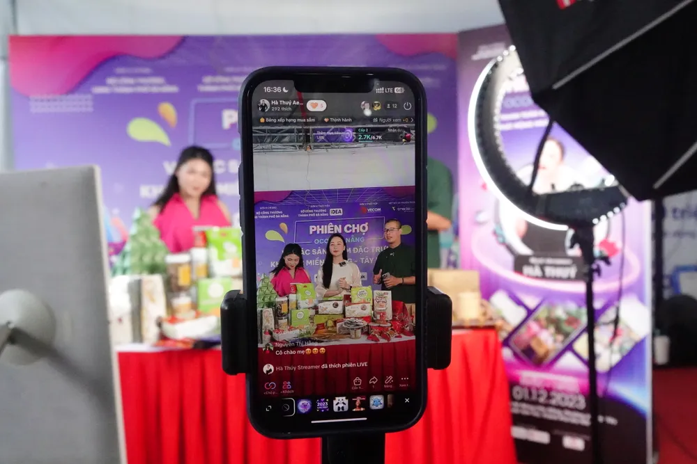 Thực hiện livestream bán hàng sản phẩm tại phiên chợ. Ảnh: XUÂN QUỲNH