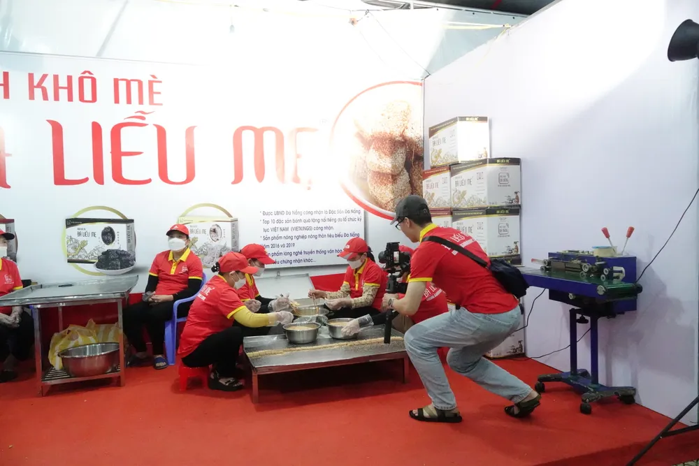 Trình diễn sản xuất tại chỗ kèm dùng thử sản phẩm thu hút khách đến trải nghiệm. Ảnh: XUÂN QUỲNH