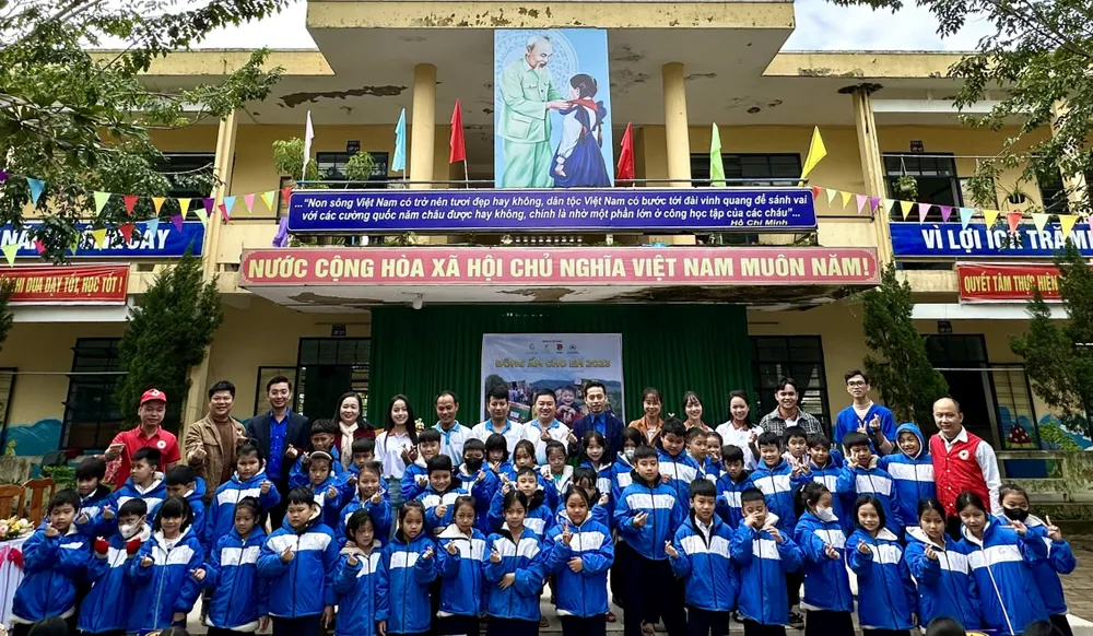 Các em học sinh Trường Tiểu học Hòa Phú có áo ấm mới