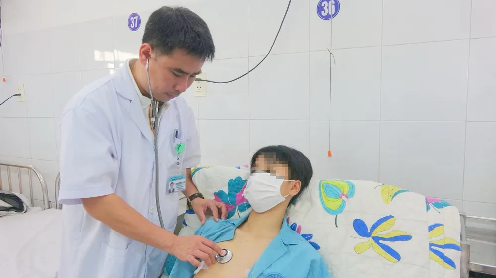 Sau 10 ngày điều trị, bệnh nhân đi lại, ăn uống, hô hấp bình thường, X-quang phổi nở tốt