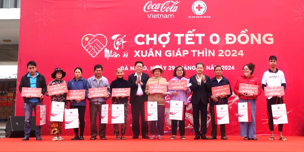 Ông Nguyễn Trọng Nghĩa, Bí thư Trung ương Đảng, Trưởng Ban tuyên giáo Trung ương tặng quà cho các hộ nghèo, hộ cận nghèo, hộ có hoàn cảnh khó khăn. Ảnh: XUÂN QUỲNH