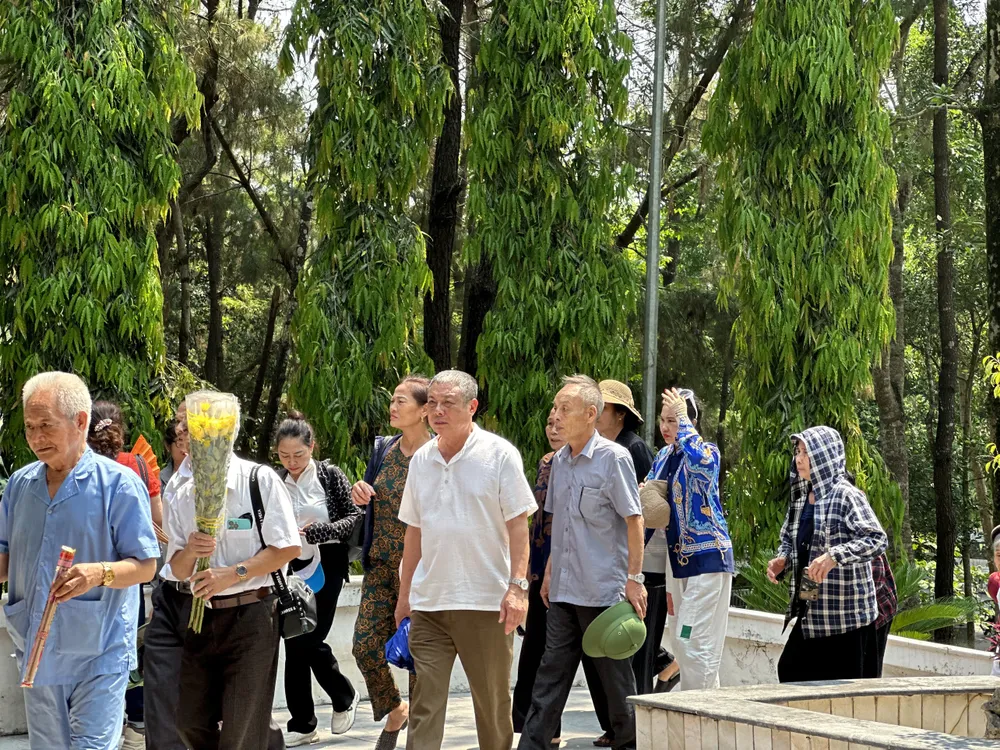 đông đảo du khách đến dâng hương tại khu di tích lịch sử Ngã ba Đồng Lộc ở  huyện Can Lộc, tỉnh Hà Tĩnh. ảnh DƯƠNG QUANG.jpg