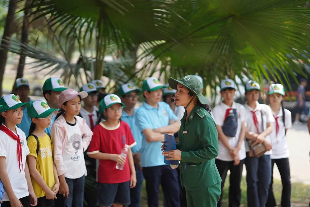 đông đảo du khách khắp mọi miền đất nước đến dâng hương tại khu di tích lịch sử Ngã ba Đồng Lộc ở  huyện Can Lộc, tỉnh Hà Tĩnh. ảnh DƯƠNG QUANG.jpg