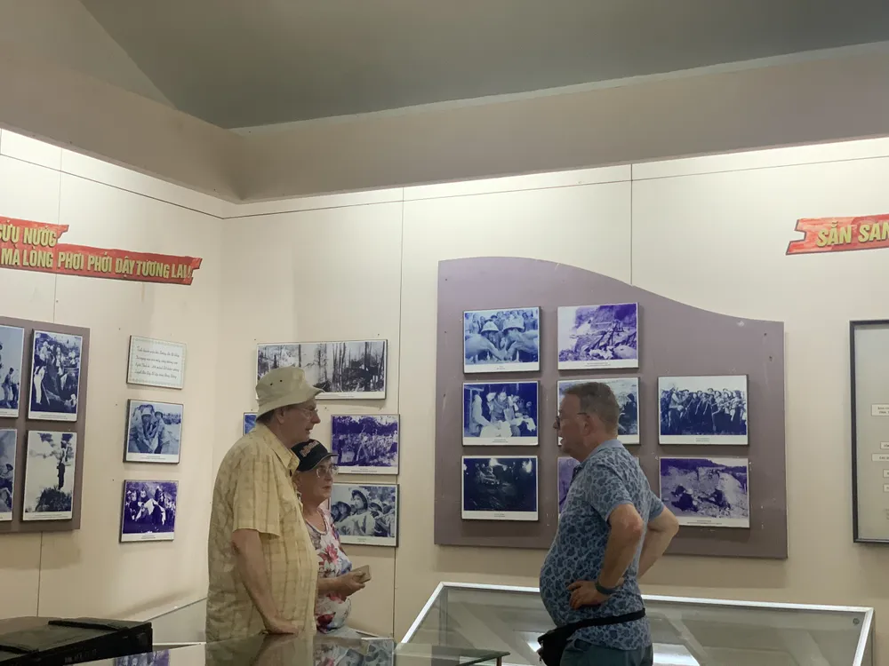 du khách nước ngoài đến dâng hương tại khu di tích lịch sử Ngã ba Đồng Lộc, huyện Can Lộc, tỉnh Hà Tĩnh. ảnh DƯƠNG QUANG.jpg