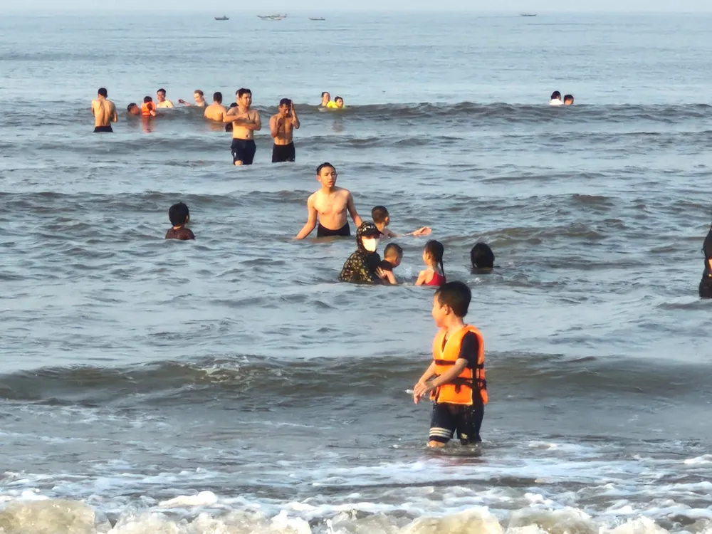 Nắng nóng gay gắt, các bãi biển ở Hà Tĩnh thu hút hàng ngàn du khách đến tắm mát, nghỉ dưỡng dịp lễ.jpg