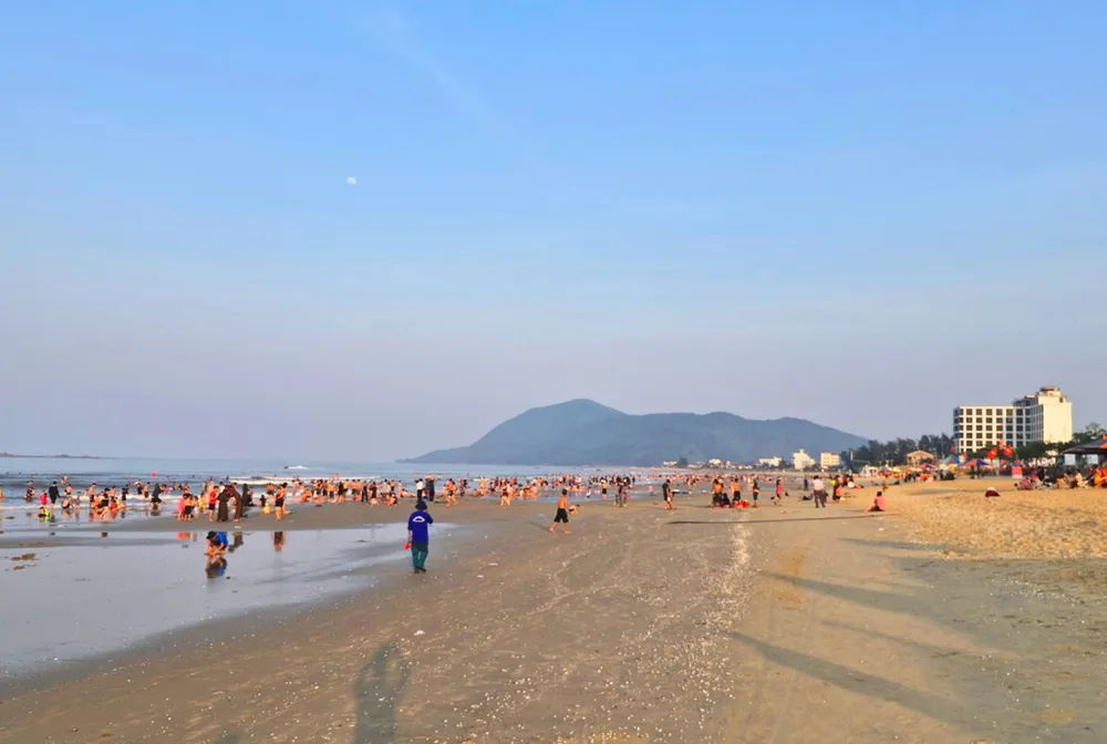 Thời tiết nắng nóng gay gắt, các bãi biển ở tỉnh Hà Tĩnh thu hút hàng ngàn du khách đến tắm mát, nghỉ dưỡng dịp lễ.jpg
