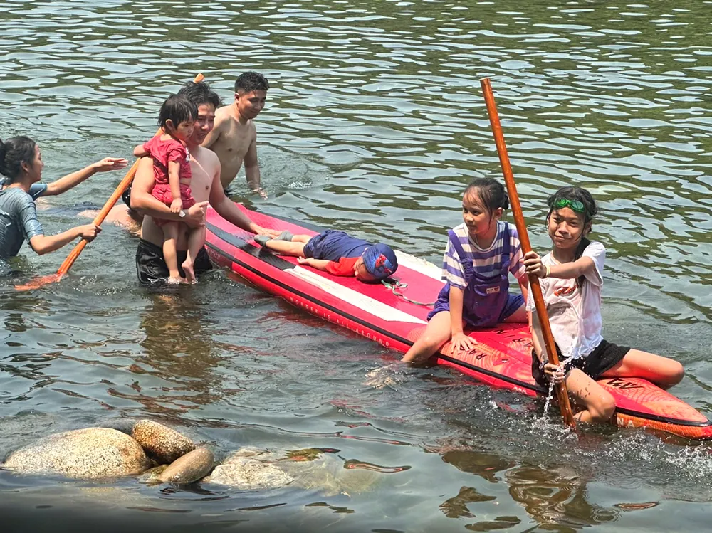 các em nhỏ rất thích thú khi được thỏa thích tắm suối Rào Àn ở Hương Sơn Hà Tĩnh.jpg