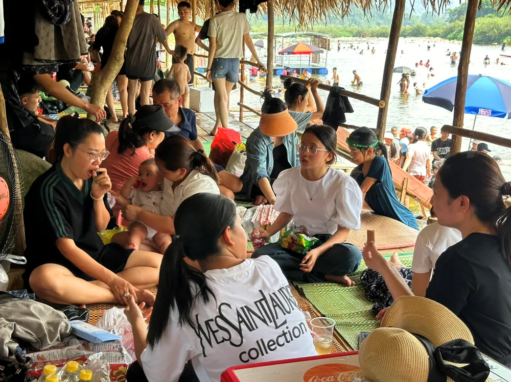 Rất đông du khách đến tắm giải nhiệt, ăn uống, nghỉ mát tại suối Rào Àn ở Hương Sơn, Hà Tĩnh.jpg