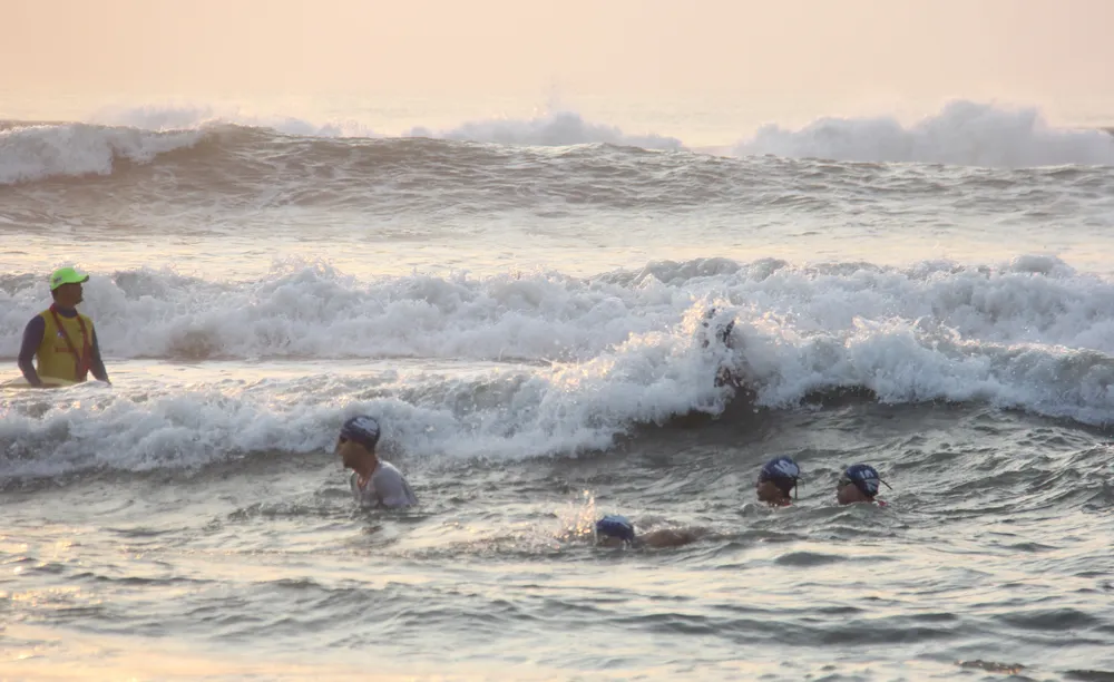 Biển Đà Nẵng có sóng to. Ảnh: XUÂN QUỲNH