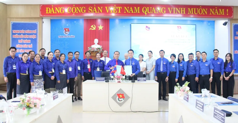 Hai bên tiến hành ký kết. Ảnh: XUÂN QUỲNH