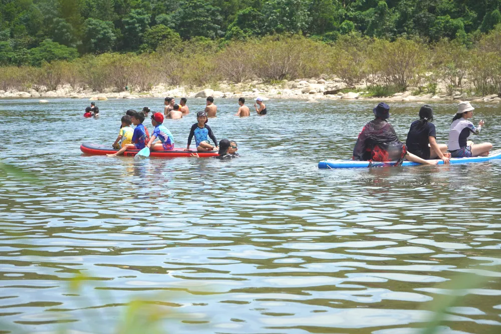 Du khách rất thích thú khi đến tắm mát, nghỉ ngơi tại bãi tắm suối Rào Àn ở huyện miền núi Hương Sơn, tỉnh Hà Tĩnh. Ảnh DƯƠNG QUANG.jpg