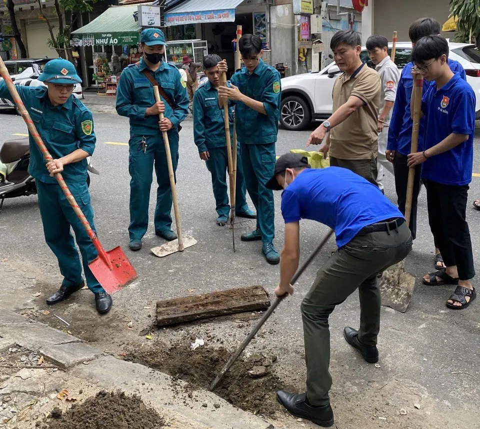 Lực lượng thanh niên quận Hải Châu khơi thông cống rãnh trước khi bão đổ bộ