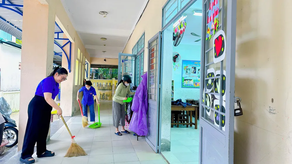 Thanh niên quận Liên Chiểu dọn vệ sinh để bố trí các điểm tránh trú bão tập trung