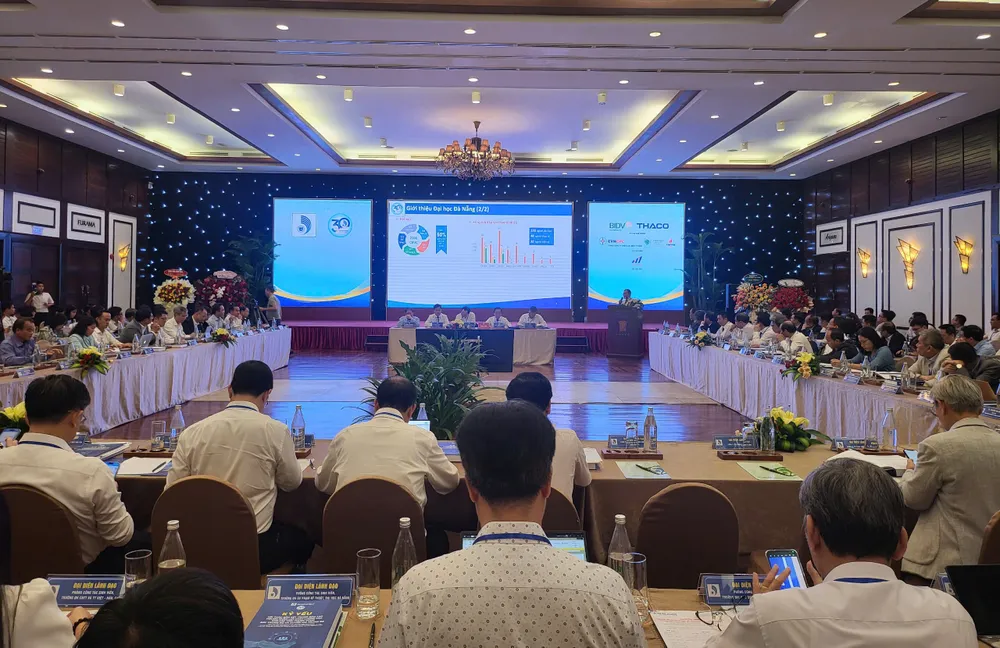 Khoảng 250 đại biểu tham dự hội thảo gắn kết trong đào tạo nguồn nhân lực chất lượng cao cho các tỉnh thuộc vùng Bắc Trung bộ và duyên hải Trung bộ. Ảnh: XUÂN QUỲNH