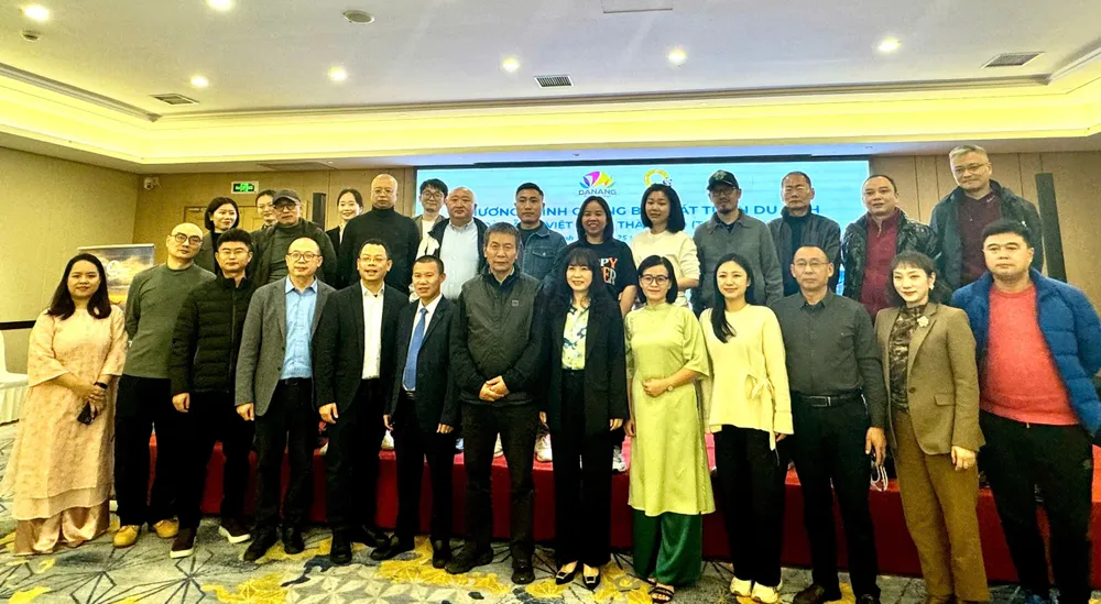 Các đại biểu tham dự chương trình cùng nhau chụp hình lưu niệm.jpg