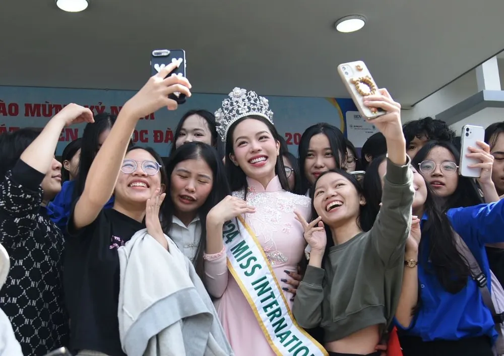 Hoa hậu Quốc tế 2024 Huỳnh Thị Thanh Thủy chụp ảnh với sinh viên Trường Đại học Ngoại ngữ (Đại học Đà Nẵng). Ảnh: XUÂN QUỲNH