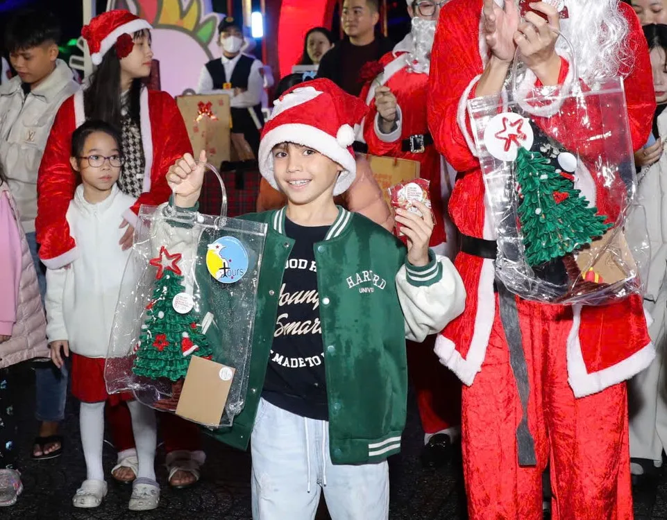 Một du khách được tặng quà tại chương trình “Vui cùng ông già Noel tặng quà”. Ảnh: XUÂN QUỲNH