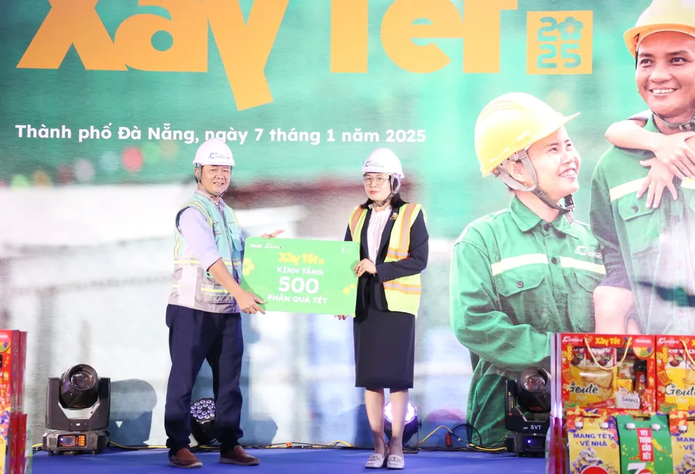 2 trao  quà cho liên đoàn lao động.jpg