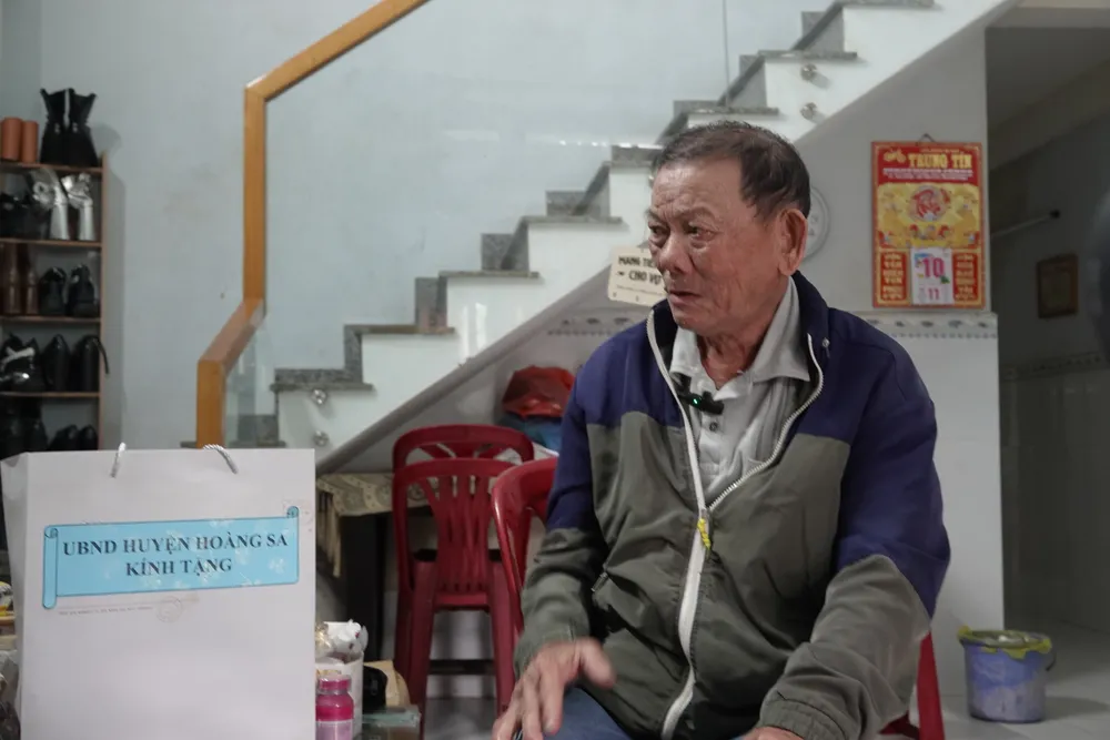 Ông Huỳnh Văn Thính (80 tuổi, trú quận Cẩm Lệ, TP Đà Nẵng) kể về những ký ức ở Hoàng Sa. Ảnh: XUÂN QUỲNH