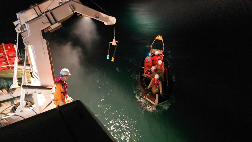 Đưa ngư dân bị nạn từ tàu cá qua tàu SAR 274 để bác sĩ cấp cứu. Ảnh: Danang MRCC