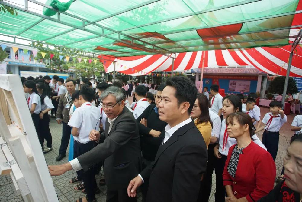 6. Nghệ sĩ Nhiếp ảnh Ông Văn Sinh đang chia sẻ những kỷ niệm khi thực hiện bộ ảnh “Đà Nẵng ký ức và hiện tại”.jpg