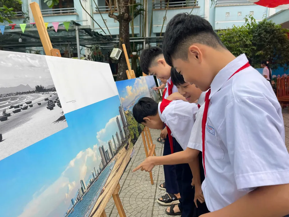 9. Các học sinh đang tham quan triển lãm.jpg