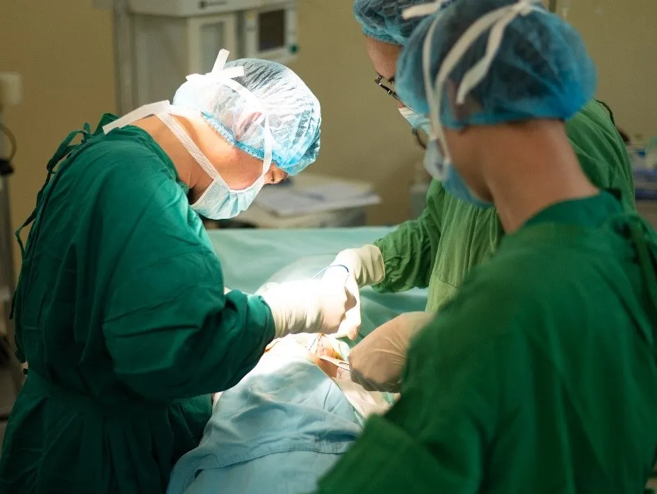 Ekip bác sĩ Ngoại khoa của Bệnh viện Đa khoa Tâm Trí Đà Nẵng đã tiến hành hội chẩn và phẫu thuật chuyển niệu quản về vị trí bình thường