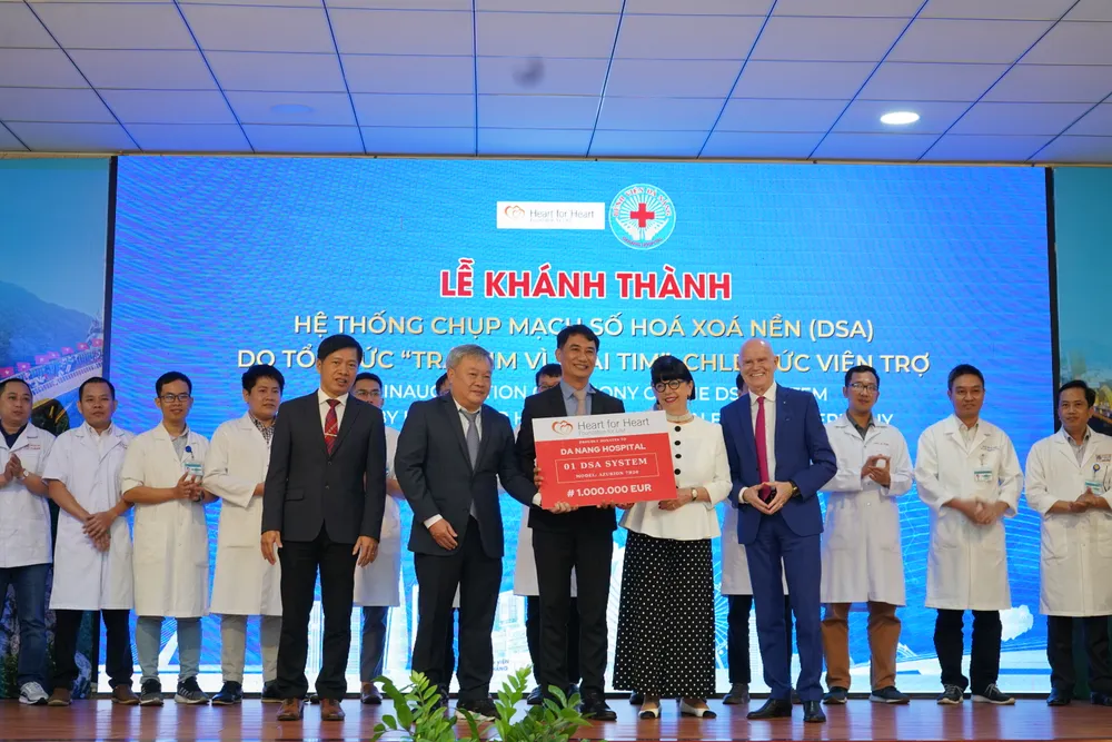 GS.TS Erich Johann Lejeune, nhà sáng lập Tổ chức “Trái tim vì trái tim” và bà TS. Irène Lejeune trao tặng hệ thống DSA cho BV Đà Nẵng.JPG
