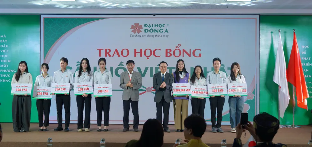 7R307174 hoc bong DN Nhat cho SV.JPG