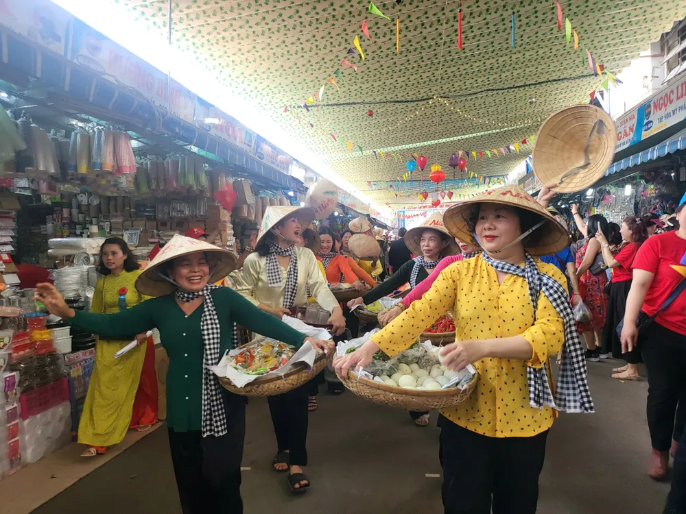 Tiểu thương chợ Cồn diễu hành mừng ngày TP Đà Nẵng. Ảnh: XUÂN QUỲNH 