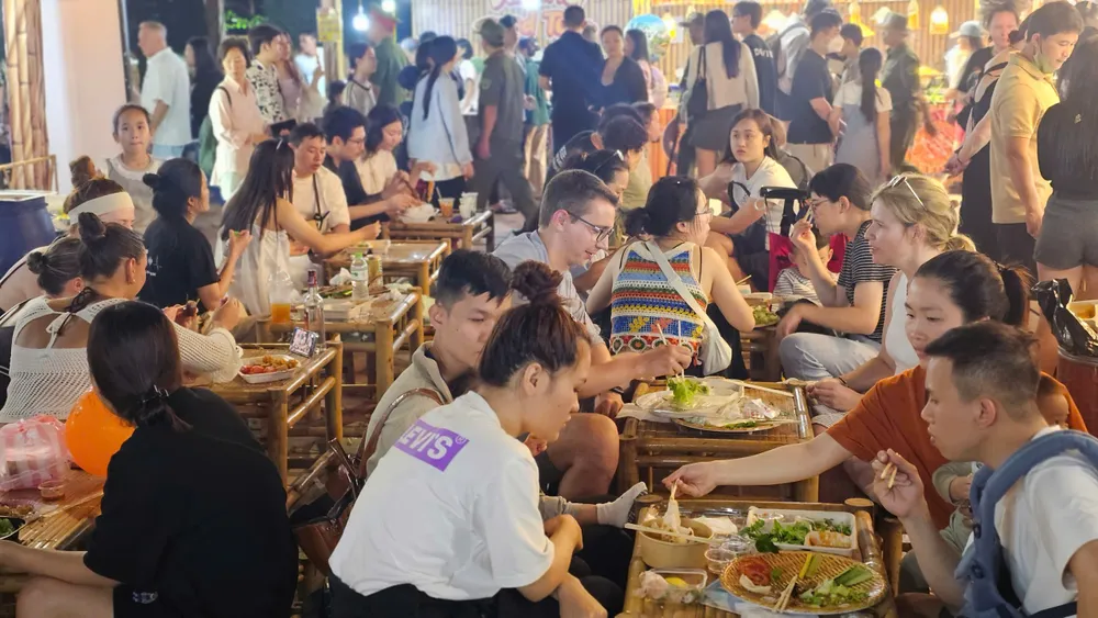 Hàng ngàn người dân, du khách đổ về thưởng thức ẩm thực tại lễ hội. Ảnh: XUÂN QUỲNH