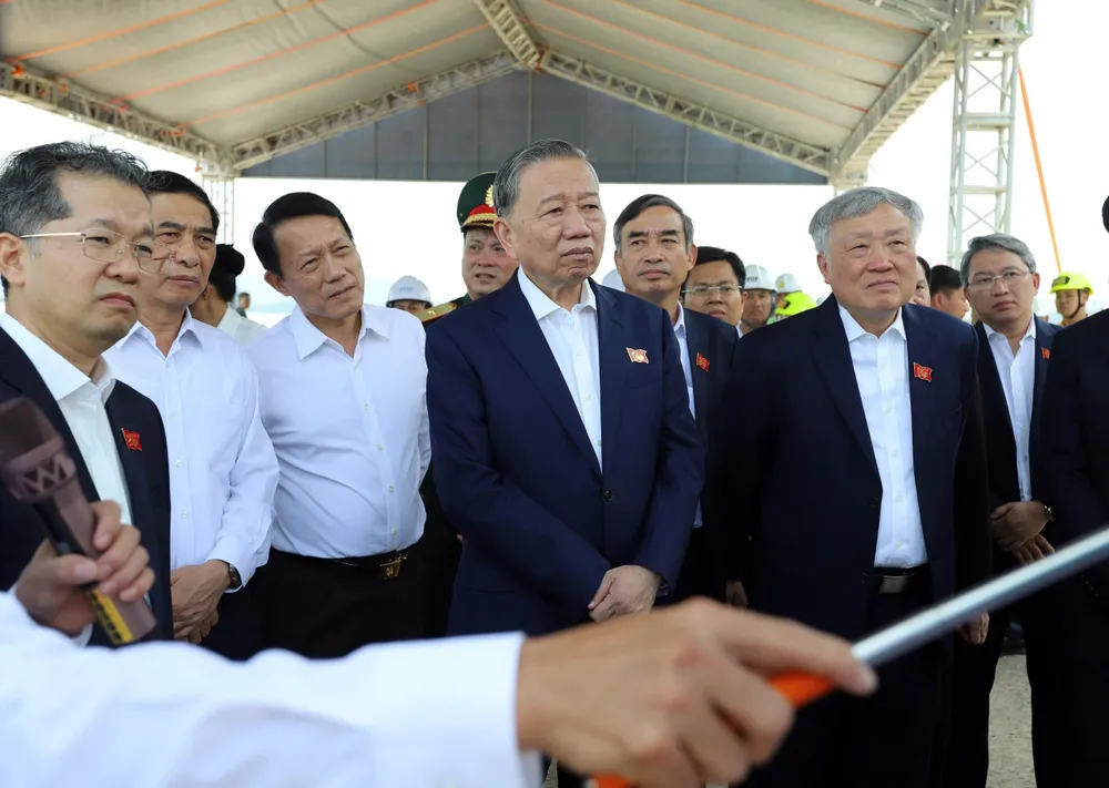 Tổng Bí thư Tô Lâm cùng đoàn công tác thị sát Dự án đầu tư, xây dựng Bến cảng Liên Chiểu. Ảnh: XUÂN QUỲNH