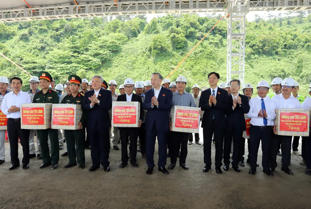 Tổng Bí thư Tô Lâm và đoàn công tác Trung ương động viên công nhân làm việc tại Dự án đầu tư, xây dựng Bến cảng Liên Chiểu. Ảnh: XUÂN QUỲNH