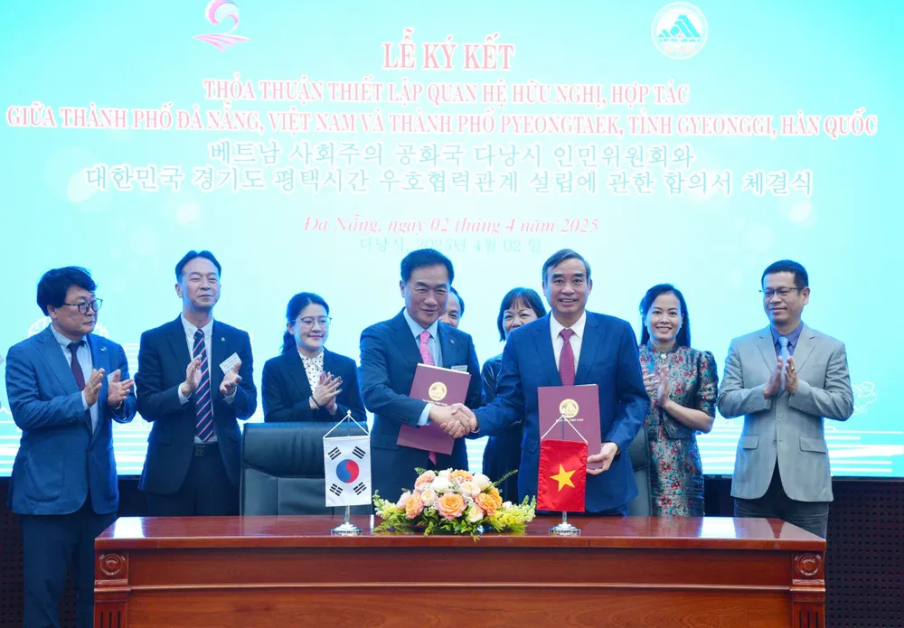 Ký kết thoả thuận hợp tác giữa TP Đà Nẵng và TP Pyeongtaek. Ảnh: XUÂN QUỲNH 