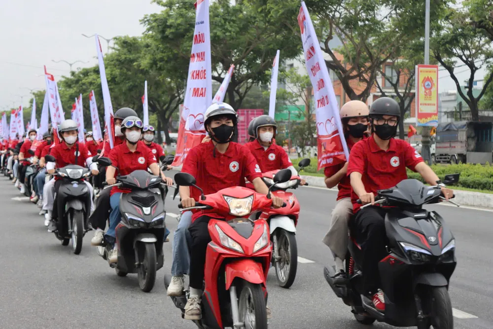 Hơn 100 bạn đoàn viên, sinh viên diễu hành hưởng ứng Ngày toàn dân hiến máu tình nguyện. Ảnh: XUÂN QUỲNH