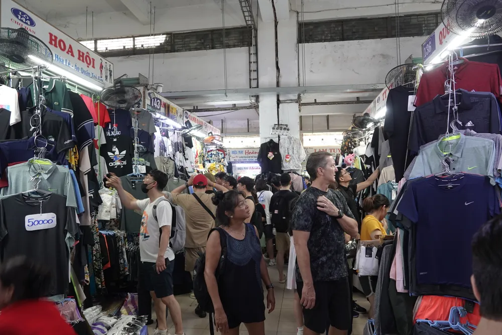 Đông đúc du khách quốc tế đến tham quan, mua sắm tại chợ Hàn. Ảnh: XUÂN QUỲNH